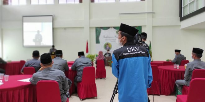 Tim DKV sedang meliput dan menyiarkan acara Pembinaan Kepala Madrasah dan Launching PPDB JPTT Madrasah se-DIY