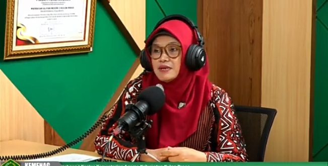 Hartiningsih, M.Pd., Kepala MAN 2 Kulon Progo, disamping sebagai penanggung jawab Tim Publikasi, juga menjadi sumber berita