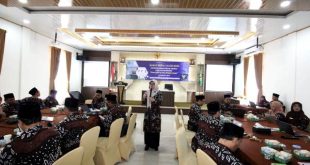 Di hadapan peserta Raker Kankemenag Kulon Progo, Hartiningsih, M.Pd., memaparkan Best Practise Pelaksanaan Pembangunan Zona Integritas